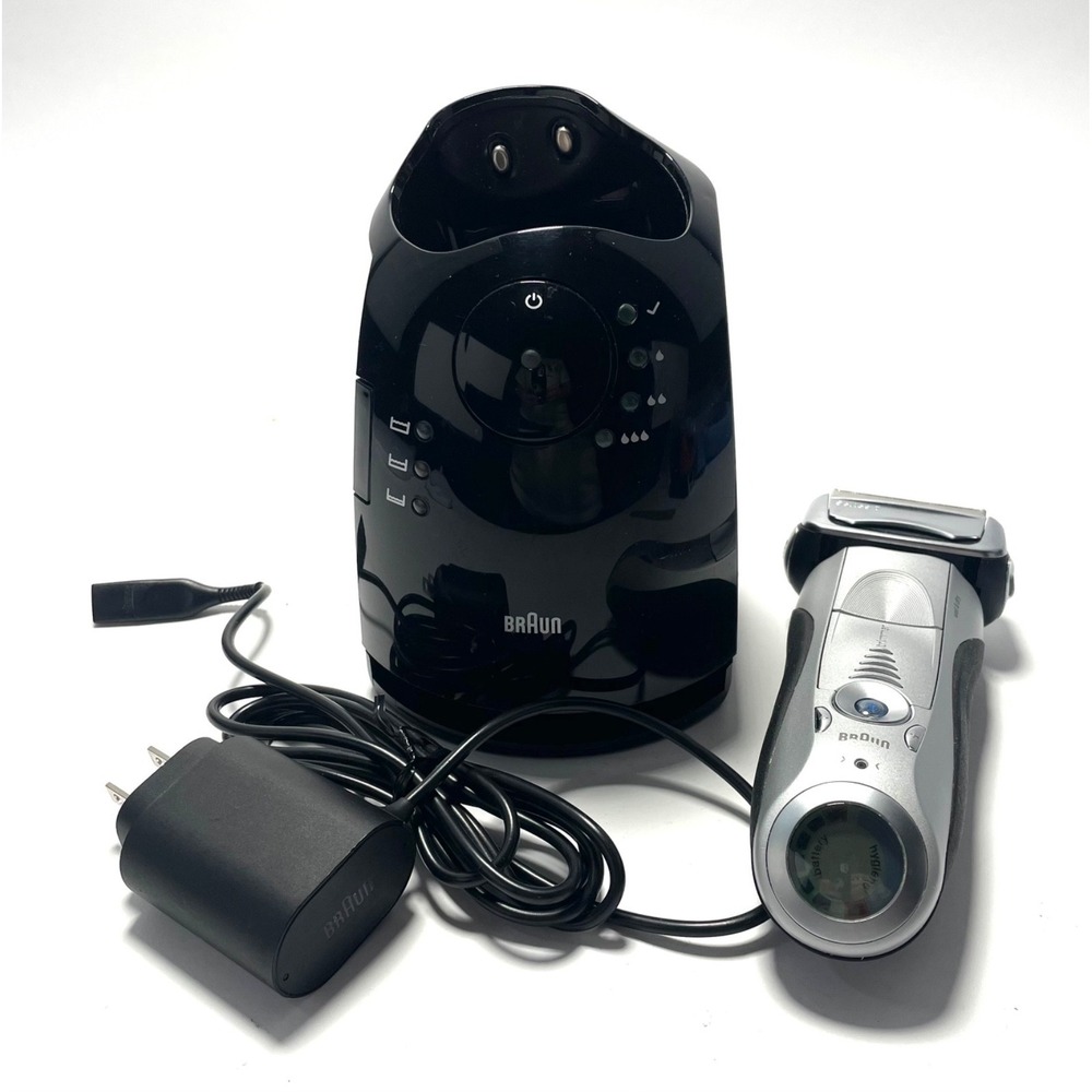 Braun Series 7 Electric Shaver Type 5696 w/5675 Clean & Charge Station